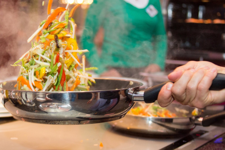 Negatavojiet šo pannā ar nepiedegošu pārklājumu - šefpavārs nosauc 5 populārus ēdienus