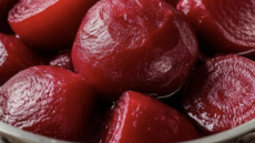 Kā ātri un bez smakas virtuvē pagatavot bietes – 3 pārbaudītas metodes