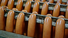 Kā novērst cīsiņu plīšanu gatavošanas laikā – praktisks apķērīgu saimnieču padoms