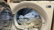 Vīramāte vienmēr pie tīrīšanas veļai pievieno citronskābi – un ne tikai tāpēc, lai drēbes būtu tīras