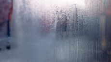 Uz logiem vispār neveidosies kondensāts, ja vienkārši nomazgāsiet tos ar virtuvē atrodamu līdzekli