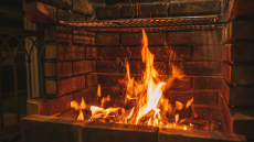 6 lietas, ko var sadedzināt kamīnā: uzmanieties no aizliegtajiem priekšmetiem