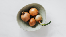 Sīpoli saglabāsies svaigi par 8 mēnešiem ilgāk, ja tos uzglabās vienā “dīvainā” apģērba gabalā