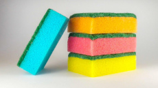 Interesants iemesls, kāpēc virtuves sūkļi ir dažādās krāsas