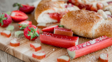 Rabarberi augs “ļoti ātri” un būs saldāki, ja šajā ziemā izdarīsit vienu vienkāršu lietu