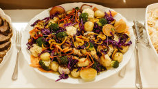 Kartupeļu salāti būs krēmīgāki un garšīgāki, ja majonēzi aizstāsi ar vienu labāku sastāvdaļu