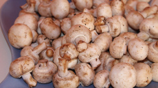 Vienkāršs triks kā dažās sekundēs nomazgāt šampinjonus