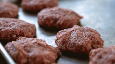 Šī vienkāršā sastāvdaļa padara malto gaļu neiedomājami sulīgu un maigu – daudz pavāri slēpj šo triku