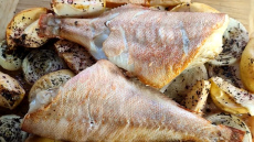 Cepeškrāsnī cepta zivs ar āboliem – garda kombinācija lieliskam ēdienam