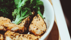 Es pagatavoju vīrālo brokoļu un Čedaras siera zupas recepti — to vislabāk raksturo divi vārdiEs pagatavoju vīrālo brokoļ