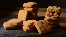 Es pagatavoju tradicionālos skotu īsmaizītes cepumus, kas kūst mutē, izmantojot tikai 3 vienkāršas sastāvdaļas