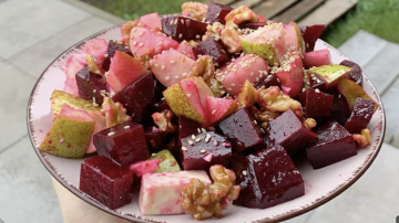 Biešu un bumbieru salāti atnesīs laimei un veiksmei – ēdiens, kas patīk 2026. gada simbolam zirgam