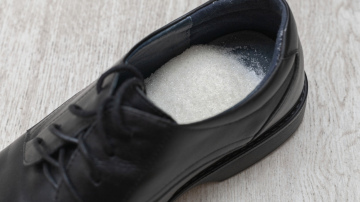 Neparasts sadzīves triks - kāpēc naktī iebērt kurpēs cukuru