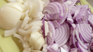 Pārbaudīti ieteikumi kā sagriezt sīpolus bez asarām