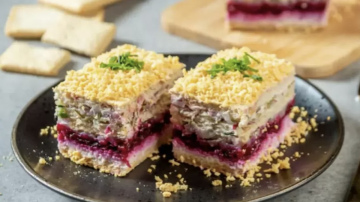 Svētku salāti jaunā gaisma - siļķes, biešu un krekeru kūka