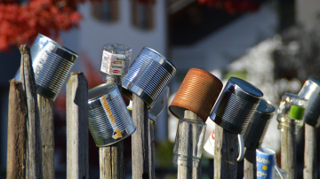 Kāpēc rudenī dārzā tika pakārtas skārda kārbas – tam nav saistībā ar putnu atbaidīšanu, bet kādu citu svarīgu lietu