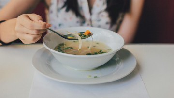Šefpavārs atklāj perfekta buljona noslēpumus - kāpēc sāls ir kļūda