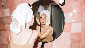 Novērsiet vannas istabas spoguļa aizsvīšanu: izmēģiniet šo triku, kas vienmēr darbojas