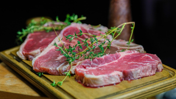 Pirms gatavošanas noteikti nevajadzētu mazgāt jēlu gaļu - ekspertu galīgā atbilde