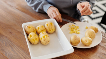 Cepeškrāsnī ceptie kartupeļi kļūst kraukšķīgi, izmantojot 1 metodi gaisa fritē