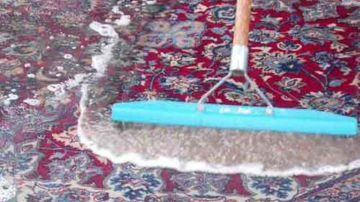 Mājās līdzeklis tepiķa tīrīšanai – pat vecs paklājs uzmirdzēs jaunā spožumā