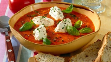 Itāļu vīramāte uz kāzām uzdāvināja savas ģimenes tomātu zupas recepti – vīrs katru reizi sajūsmā, kad to gatavoju