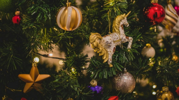 Laiks plānot Jaunā gada svinības - ko vilkt, ko pasniegt uz galda, un ko dāvināt Uguns zirga gadā