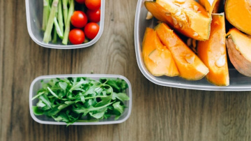 6 pārtikas produkti, kurus nekad nevajadzētu uzglabāt plastmasas maisiņos un traukos – tam ir nopietnas sekas