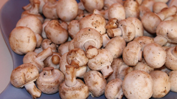 Vienkāršs triks kā dažās sekundēs nomazgāt šampinjonus