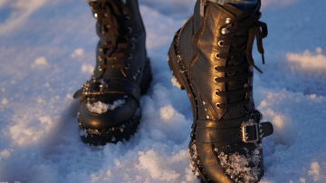 Ko likt apavos, lai kājas būtu siltas: vienkārši ieteikumi ikvienam
