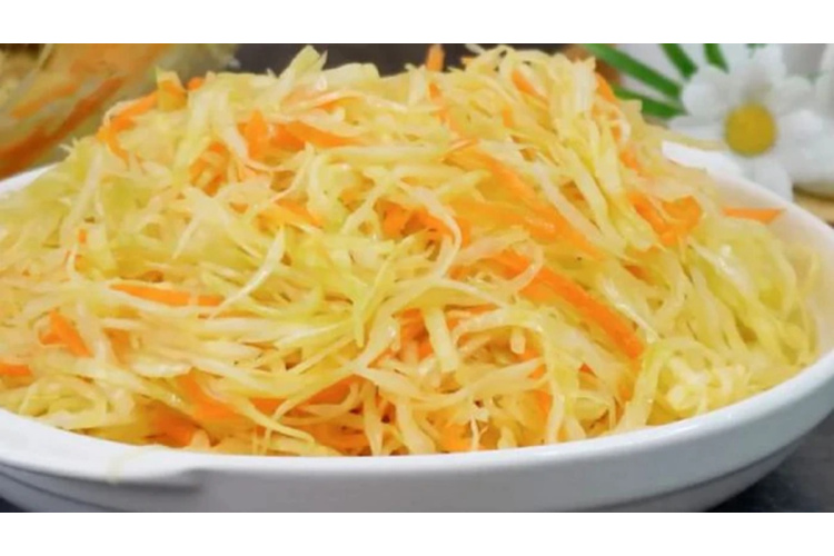 Kāpostu salāti, kas kādreiz bija neatņemama sastāvdaļa katrā ēdnīcā - vienkārša recepte