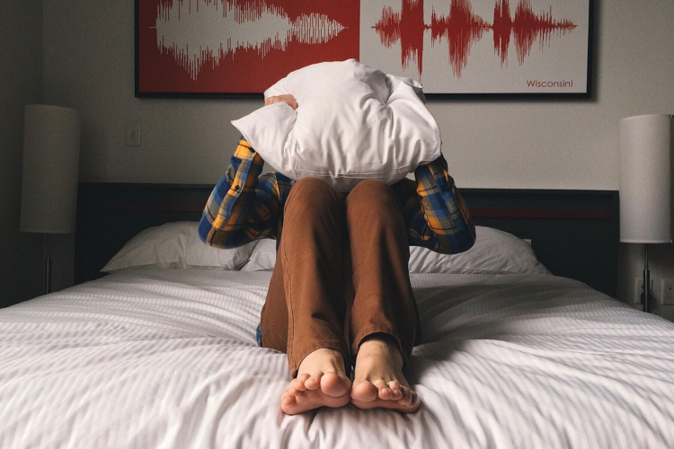 Kādas krāsas gultas veļu vajadzētu valkāt, lai labi izgulētos - zinātnieku jaunākais pētījums