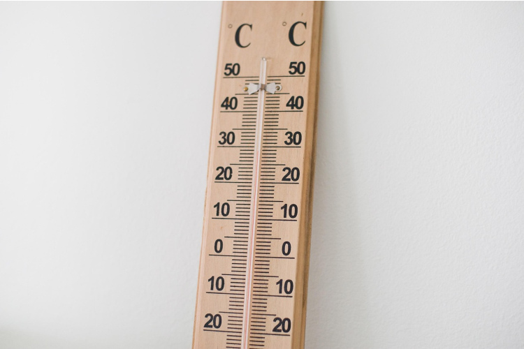 Noskaidrots, kādu temperatūru iestatīt termostatā, lai izvairītos no mitruma un pelējuma veidošanās