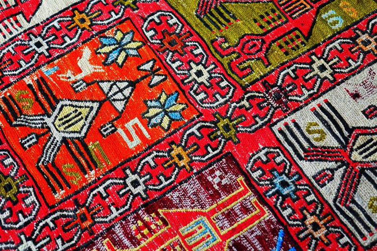 Vecmāmiņas top-4 metodes tepiķu tīrīšanā – izcils rezultāts pat bez ķīmijas