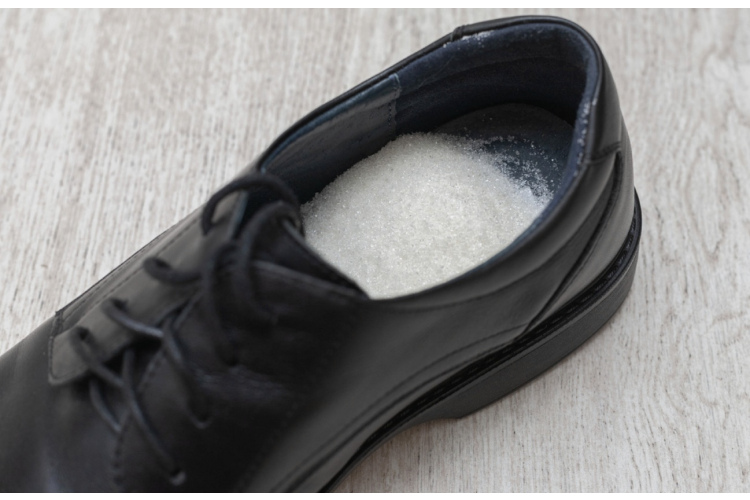 Neparasts sadzīves triks - kāpēc naktī iebērt kurpēs cukuru