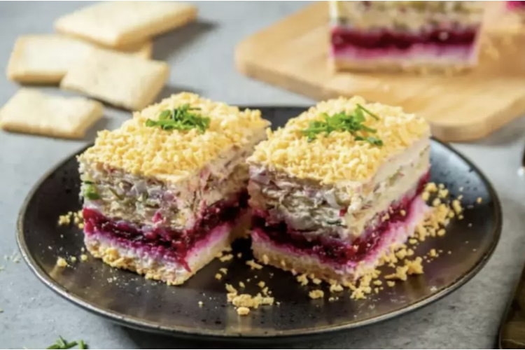 Svētku salāti jaunā gaisma - siļķes, biešu un krekeru kūka