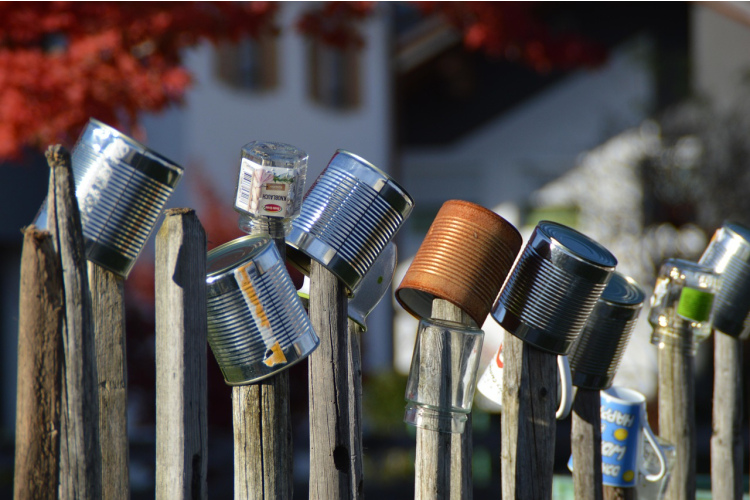 Kāpēc rudenī dārzā tika pakārtas skārda kārbas – tam nav saistībā ar putnu atbaidīšanu, bet kādu citu svarīgu lietu