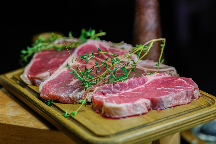 Pirms gatavošanas noteikti nevajadzētu mazgāt jēlu gaļu - ekspertu galīgā atbilde