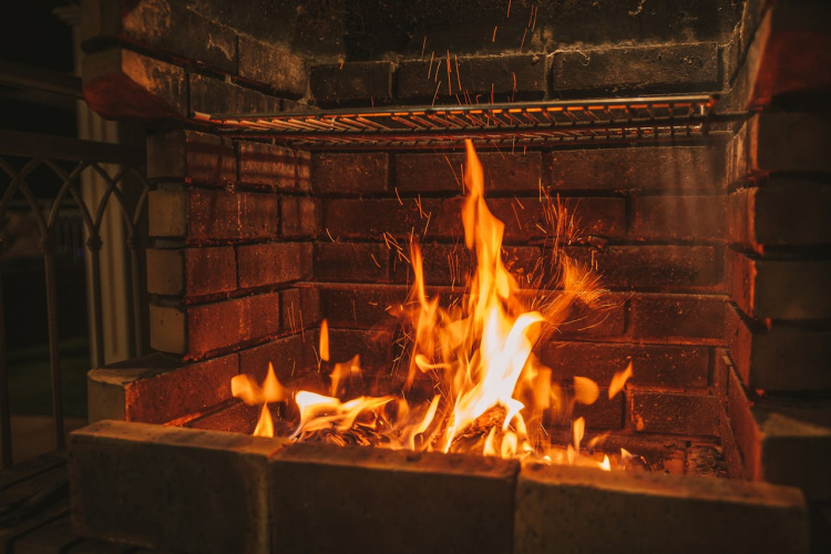 6 lietas, ko var sadedzināt kamīnā: uzmanieties no aizliegtajiem priekšmetiem