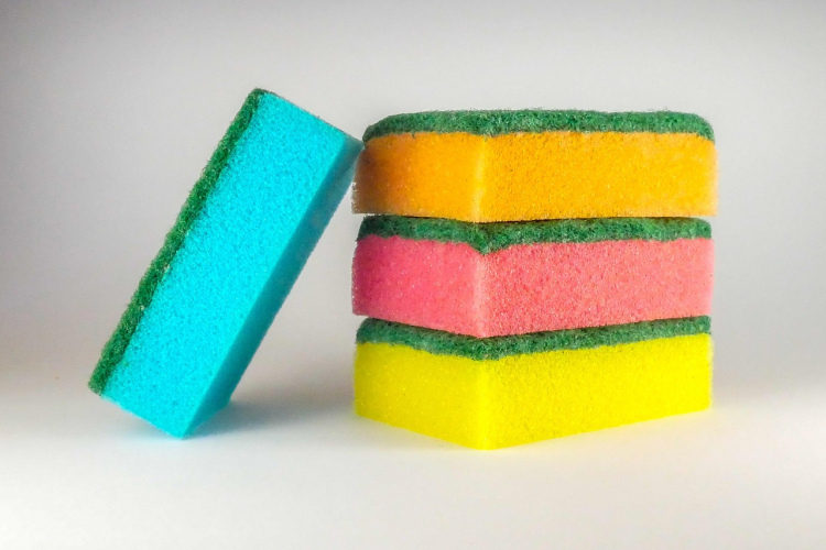 Interesants iemesls, kāpēc virtuves sūkļi ir dažādās krāsas