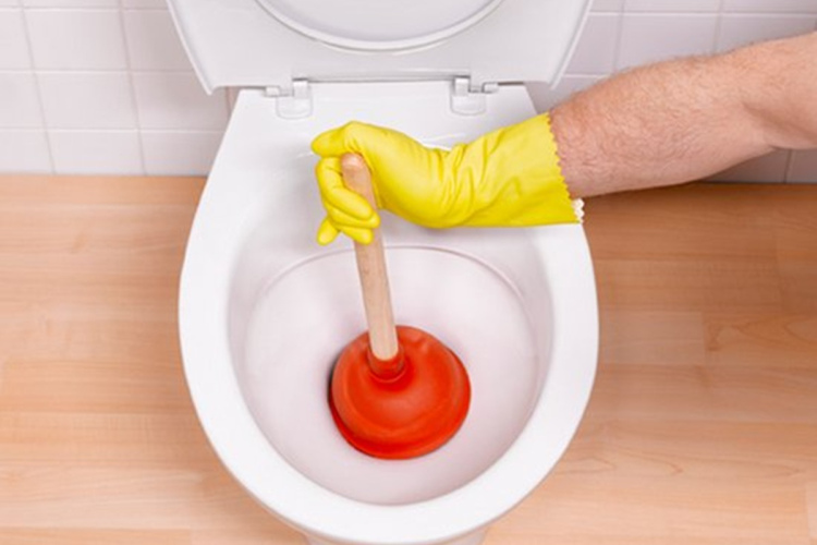 3 veidi, kā likvidēt aizsērējumu tualetē