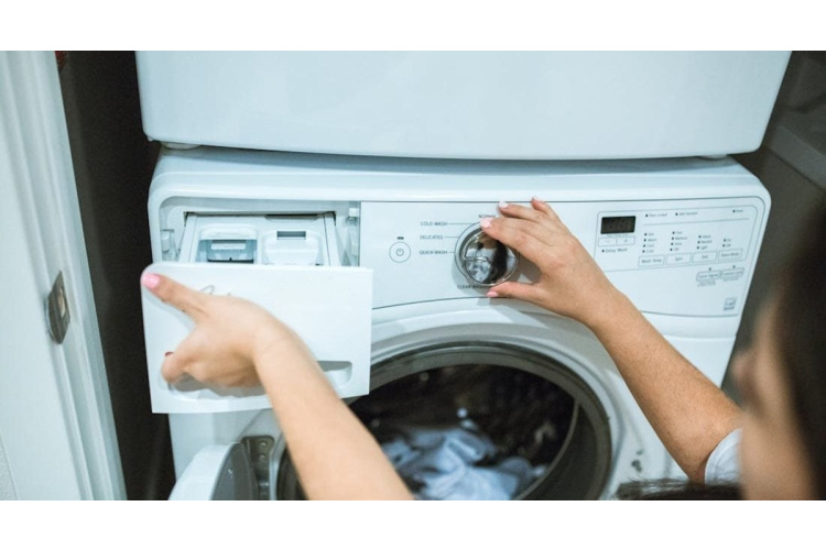 Viegls veids, kā no veļas mazgājamās mašīnas cilindra noņemt nepatīkamas smakas