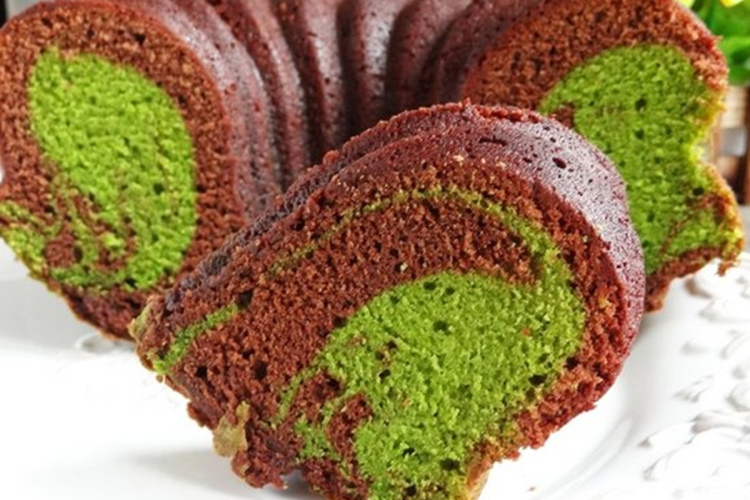 Šokolādes-spinātu marmoru kēkss – sulīgs deserts, kas derēs pat svētkos
