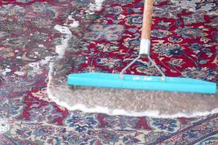 Mājās līdzeklis tepiķa tīrīšanai – pat vecs paklājs uzmirdzēs jaunā spožumā