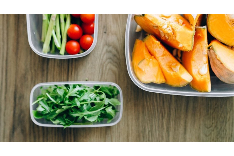 6 pārtikas produkti, kurus nekad nevajadzētu uzglabāt plastmasas maisiņos un traukos – tam ir nopietnas sekas