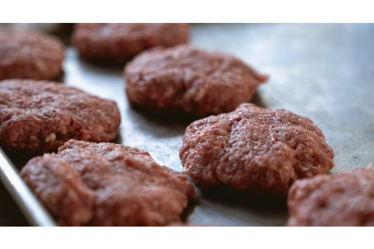 Šī vienkāršā sastāvdaļa padara malto gaļu neiedomājami sulīgu un maigu – daudz pavāri slēpj šo triku