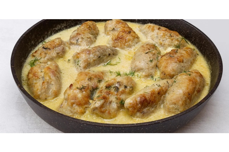 Vecmāmiņas svētku klasika – sātīgi cūkgaļas rullīši ar siera pildījumu un krēmīgu ķiploku mērci