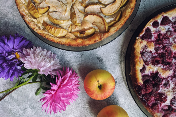 Šī vienkāršā ābolu kūkas recepte ir garda, pateicoties vienai ikdienas sastāvdaļai