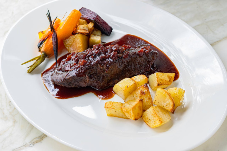 Pavārs dalās ar savu cepto kartupeļu recepti, kurai nepieciešamas tikai 3 sastāvdaļas