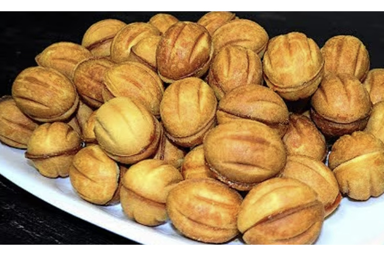 Trīs bērnības deserti: riekstiņi ar iebiezināto pienu,  “Kartupelis” un medus kūka— pavāri dalījās ar savām receptēm